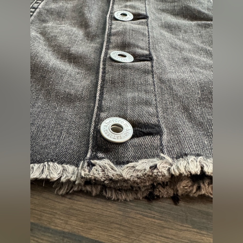 Abercrombie & Fitch kids Charcoal Button-Down Denim Mini Skirt NWT 11/12 - Picture 5 of 5